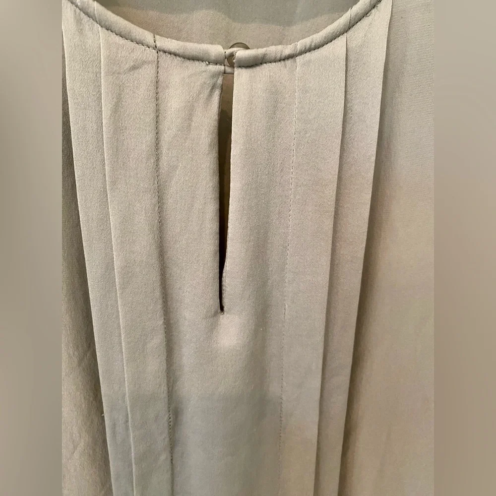 Talbots Gray Silk Sleeveless Shell Blouse with pleat details Size 18 - Picture 4 of 12